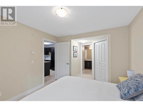 1093 Sunset Drive Unit# 214, Kelowna, BC - Indoor Photo Showing Bedroom