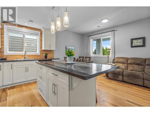 2033 Sunview Drive, West Kelowna, BC - Indoor Photo Showing Kitchen