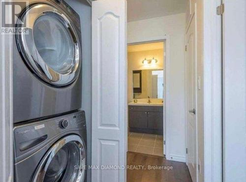 10 Minlow Way, Aurora, ON - Indoor Photo Showing Laundry Room