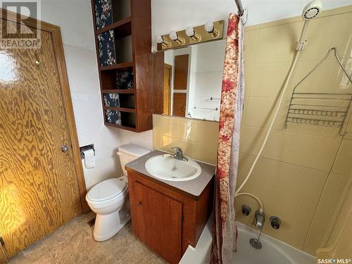 306 3Rd Avenue W, Biggar, SK - Indoor Photo Showing Bathroom