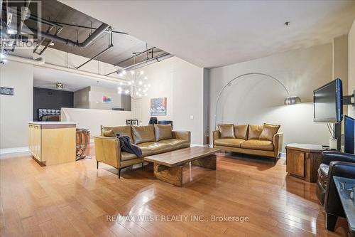 72 St Patrick Street, Toronto, ON - Indoor Photo Showing Living Room