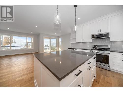 2990 20 Street Ne Unit# 35, Salmon Arm, BC - Indoor Photo Showing Kitchen With Upgraded Kitchen