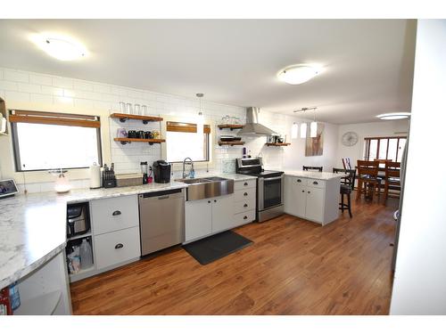 1025 30Th Avenue, Cranbrook, BC - Indoor Photo Showing Kitchen
