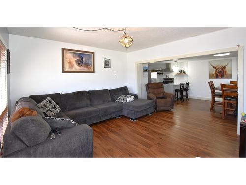 1025 30Th Avenue, Cranbrook, BC - Indoor Photo Showing Living Room