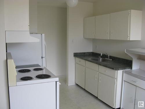 14101/14105 118 Av Nw Nw, Edmonton, AB - Indoor Photo Showing Kitchen