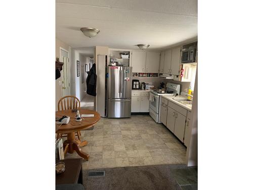 1 - 152 Schulte Crescent, Castlegar, BC - Indoor Photo Showing Kitchen