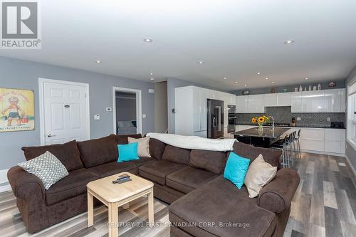 387 Stanley Park, Central Elgin, ON - Indoor Photo Showing Living Room