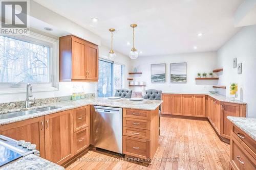 394 Bonny Meadow Rd, Oakville, ON - Indoor Photo Showing Kitchen With Double Sink