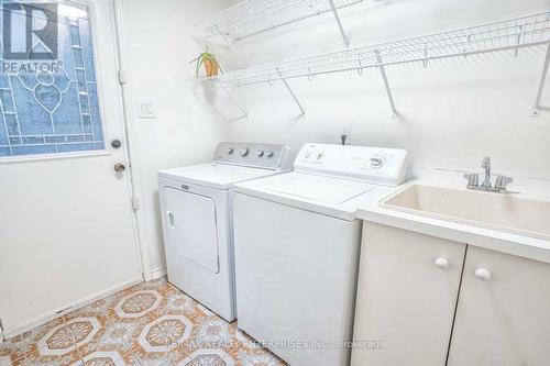 394 Bonny Meadow Rd, Oakville, ON - Indoor Photo Showing Laundry Room