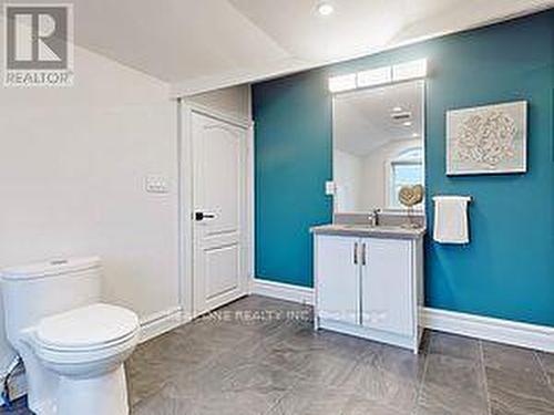 41 Centre St, Aurora, ON - Indoor Photo Showing Bathroom