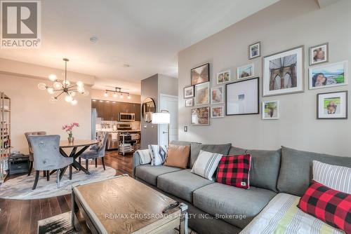 #602 -75 North Park Rd, Vaughan, ON - Indoor Photo Showing Living Room
