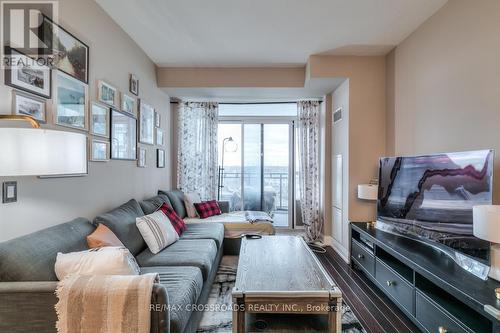 #602 -75 North Park Rd, Vaughan, ON - Indoor Photo Showing Living Room