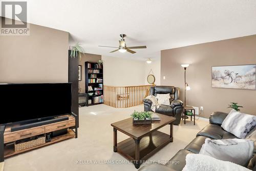 76 Magnolia Cres, Grimsby, ON - Indoor Photo Showing Living Room