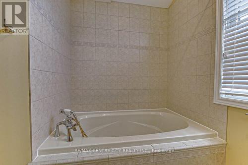 328 Plane Tree Drive, London, ON - Indoor Photo Showing Bathroom