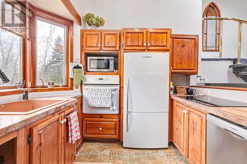 108 Timmons St, Blue Mountains, ON - Indoor Photo Showing Kitchen With Double Sink