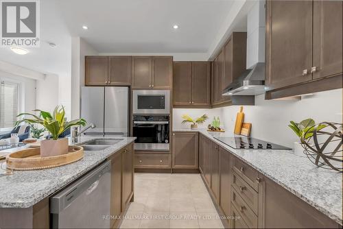 33 Mountainside Crescent, Whitby, ON - Indoor Photo Showing Kitchen With Double Sink With Upgraded Kitchen