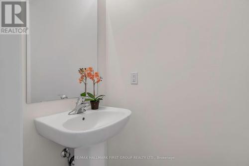 33 Mountainside Crescent, Whitby, ON - Indoor Photo Showing Bathroom