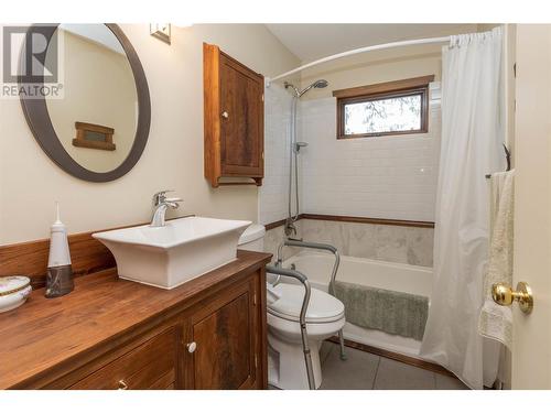 929 Dilworth Road, Sorrento, BC - Indoor Photo Showing Bathroom