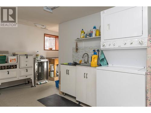 929 Dilworth Road, Sorrento, BC - Indoor Photo Showing Laundry Room