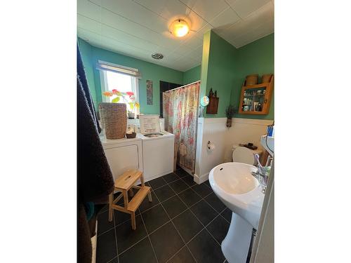 517 Carbonate Street, Nelson, BC - Indoor Photo Showing Bathroom