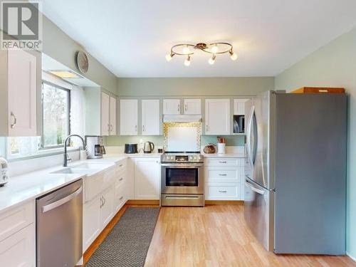6943 Hammond Street, Powell River, BC - Indoor Photo Showing Kitchen