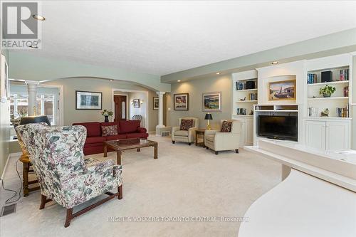 290 3Rd 'A' St W, Owen Sound, ON - Indoor Photo Showing Living Room