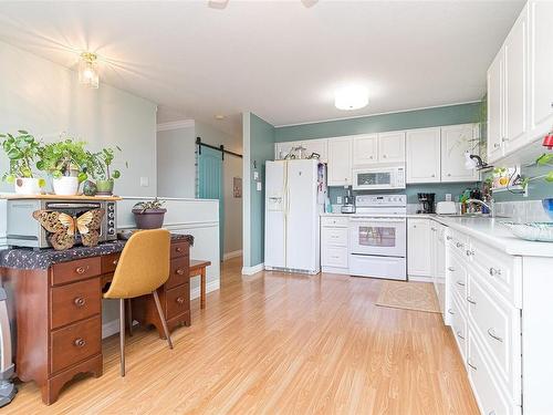 8030 Musgrave St, Crofton, BC - Indoor Photo Showing Kitchen