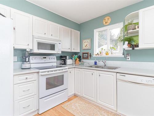 8030 Musgrave St, Crofton, BC - Indoor Photo Showing Kitchen With Double Sink