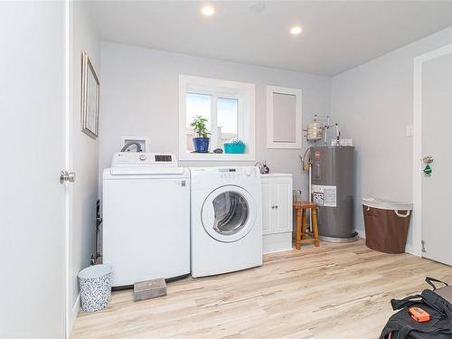 8030 Musgrave St, Crofton, BC - Indoor Photo Showing Laundry Room