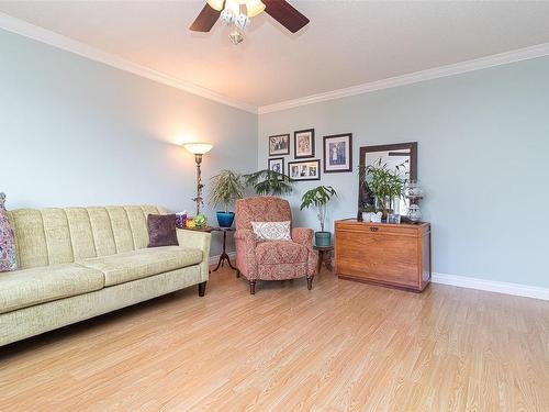 8030 Musgrave St, Crofton, BC - Indoor Photo Showing Living Room