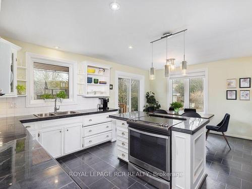 35 Milne Lane, East Gwillimbury, ON - Indoor Photo Showing Kitchen With Double Sink