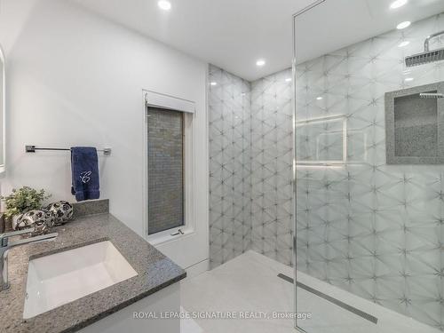68 Chatsworth Crt, Vaughan, ON - Indoor Photo Showing Bathroom