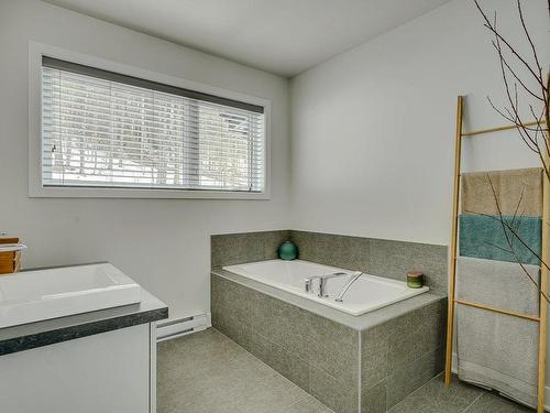 Salle de bains attenante Ã  la CCP - 677 305E Avenue, Saint-Hippolyte, QC - Indoor Photo Showing Bathroom
