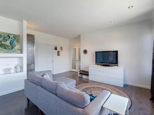 Master bedroom - 7995 Rue De Lausanne, Brossard, QC - Indoor Photo Showing Living Room