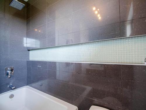 Bathroom - 7995 Rue De Lausanne, Brossard, QC - Indoor Photo Showing Bathroom