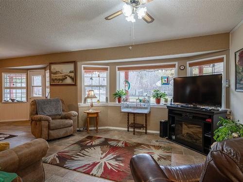 5409 Hwy 97N Highway, Falkland, BC - Indoor Photo Showing Living Room