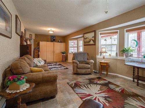 5409 Hwy 97N Highway, Falkland, BC - Indoor Photo Showing Living Room