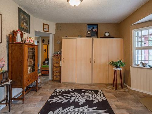 5409 Hwy 97N Highway, Falkland, BC - Indoor Photo Showing Other Room