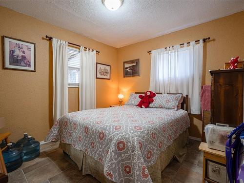 5409 Hwy 97N Highway, Falkland, BC - Indoor Photo Showing Bedroom
