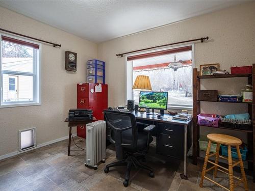 5409 Hwy 97N Highway, Falkland, BC - Indoor Photo Showing Office