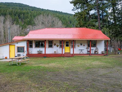 5409 Hwy 97N Highway, Falkland, BC - Outdoor