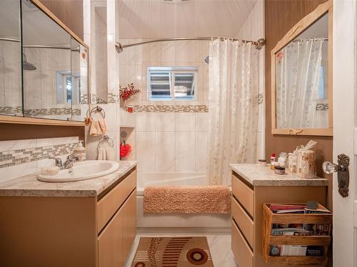 5409 Hwy 97N Highway, Falkland, BC - Indoor Photo Showing Bathroom
