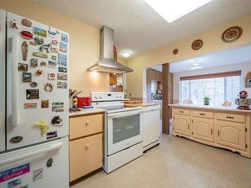 5409 Hwy 97N Highway, Falkland, BC - Indoor Photo Showing Kitchen