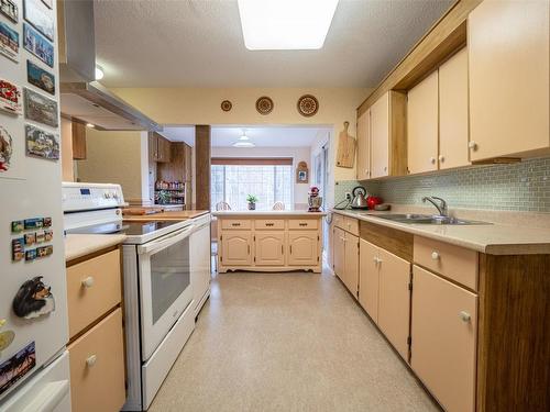 5409 Hwy 97N Highway, Falkland, BC - Indoor Photo Showing Kitchen With Double Sink