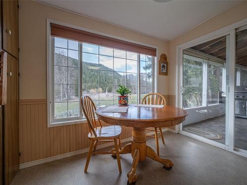 5409 Hwy 97N Highway, Falkland, BC - Indoor Photo Showing Dining Room