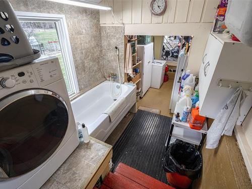 5409 Hwy 97N Highway, Falkland, BC - Indoor Photo Showing Laundry Room