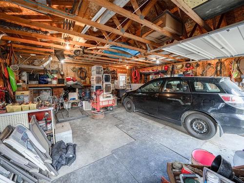 5409 Hwy 97N Highway, Falkland, BC - Indoor Photo Showing Garage