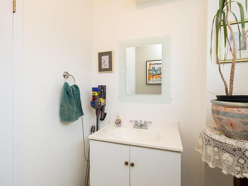 Powder room - 78 Av. Woodland, Beaconsfield, QC - Indoor Photo Showing Bathroom