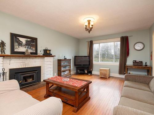 Salon - 78 Av. Woodland, Beaconsfield, QC - Indoor Photo Showing Living Room With Fireplace
