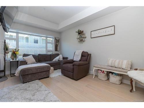 305-9861 Third St, Sidney, BC - Indoor Photo Showing Living Room